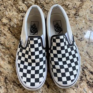 Women’s checkered vans size 7.0. Men’s size 5.5.